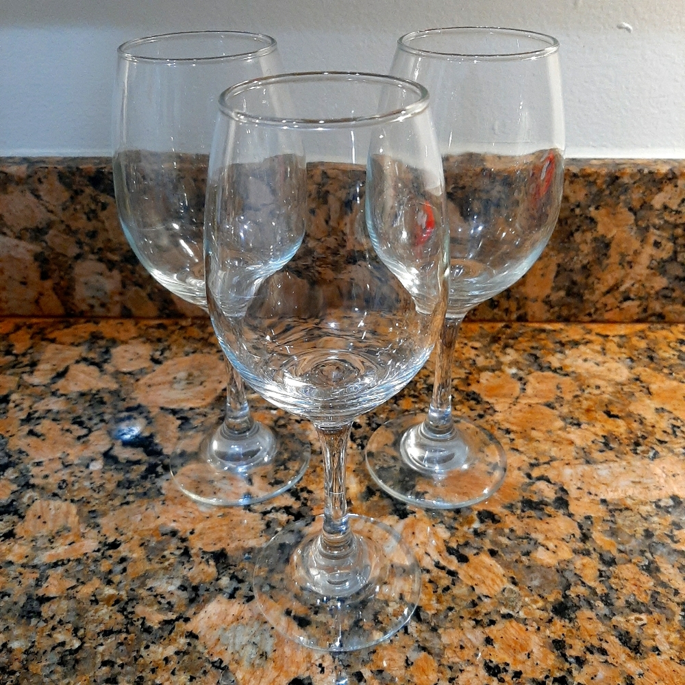 Set of three wine glasses 🍷🍷🍷